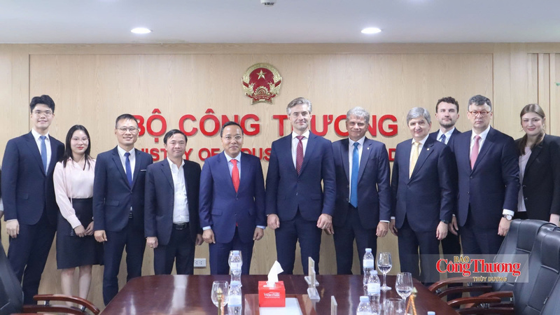Deputy Minister of Industry and Trade Nguyen Hoang Long and representatives of the units pose for a souvenir photo