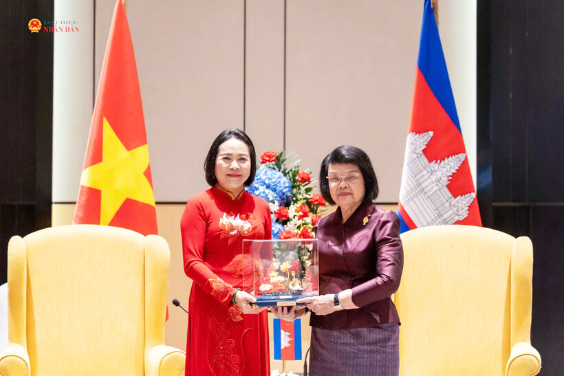 Vice Chairwoman Nguyen Thi Thanh presents a souvenir gift to President of the National Assembly of Cambodia Samdech Khuon Sudary.