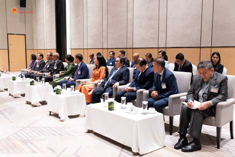 Delegates attend the meeting between the two national assemblies' leaders.