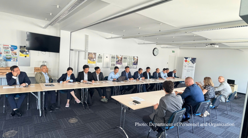 The delegation from the Ministry of Industry and Trade works with the Tempus Public Foundation. Photo: Department of Personnel and Organization