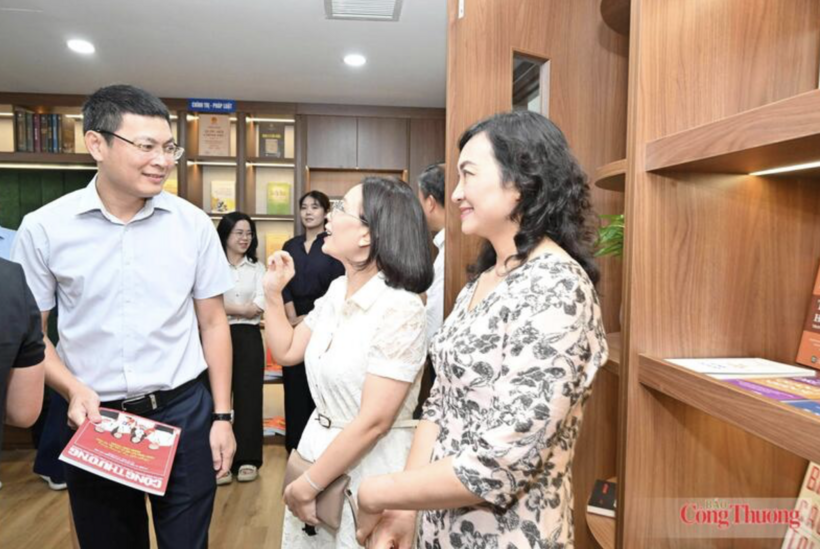 Deputy Minister Phan Thi Thang and Ministry officials explore the Ministry of Industry and Trade’s Reading Culture Space. Photo: Can Dung.