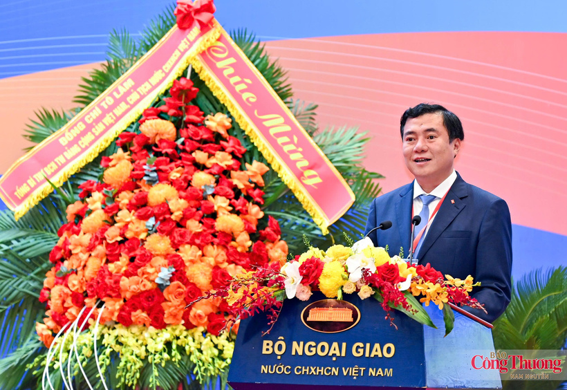 Deputy Minister Nguyen Sinh Nhat Tan delivers remarks at the 33rd Diplomatic Conference.
