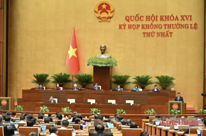 Minister of Industry and Trade Le Manh Hung presents the Government's proposal on the draft revised Petroleum Law.