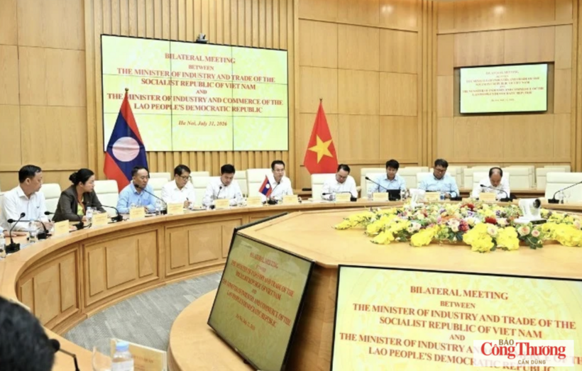 The talks between Minister of Industry and Trade Le Manh Hung and Lao Minister of Industry and Commerce Malaithong Kommasith are held in an atmosphere of friendship, mutual trust and close cooperation.