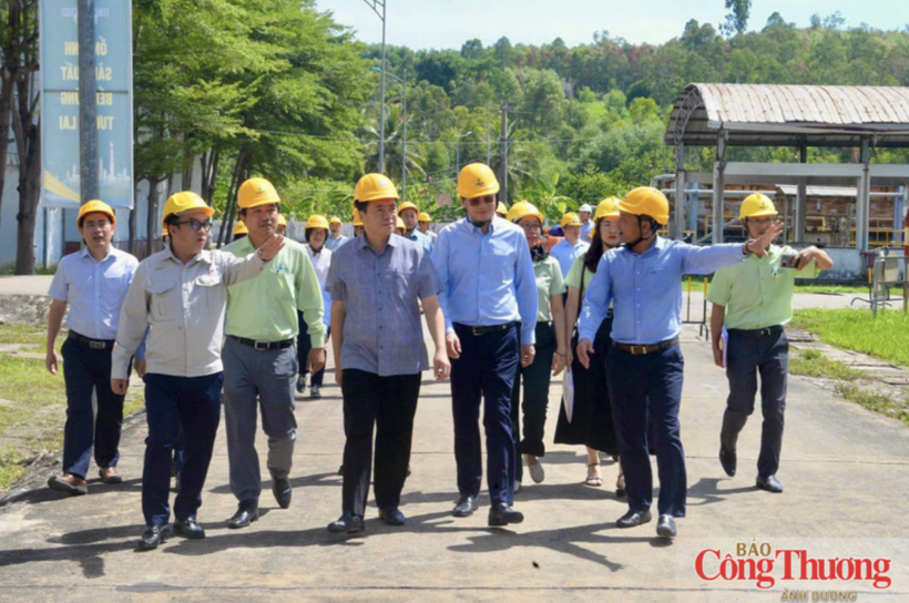 Deputy Minister Nguyen Sinh Nhat Tan and members of the delegation conducted an on-site inspection at the Dung Quat Bio-Ethanol Plant.
