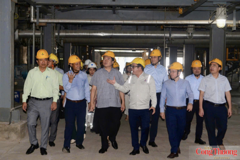 The Deputy Minister inspected production facilities inside the plant.