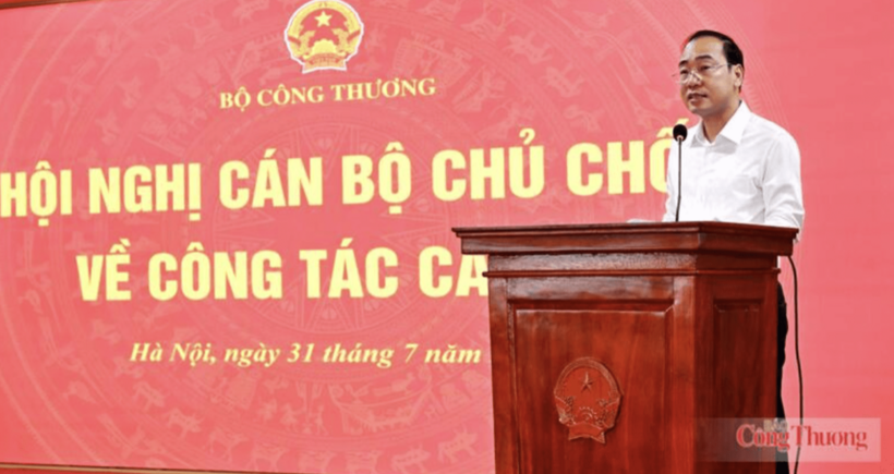 Director of the Department of Organisation and Personnel Tran Quang Huy presents his report at the conference. Photo: Can Dung