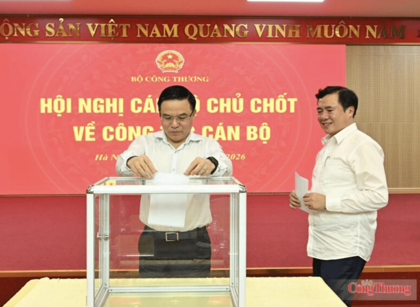 Minister Le Manh Hung and Deputy Minister Nguyen Sinh Nhat Tan cast their nomination ballots.