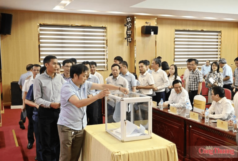 Leaders of the Ministry’s affiliated units cast their nomination ballots. Photo: Can Dung