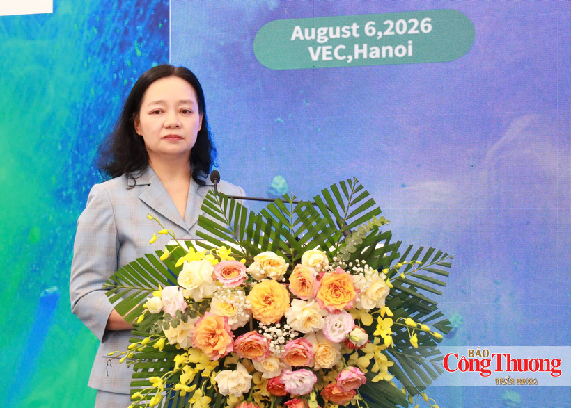 Nguyen Thi Lam Giang, Director of the Agency for Innovation, Green Transition and Industry Promotion under the Ministry of Industry and Trade, opens the presentation session.