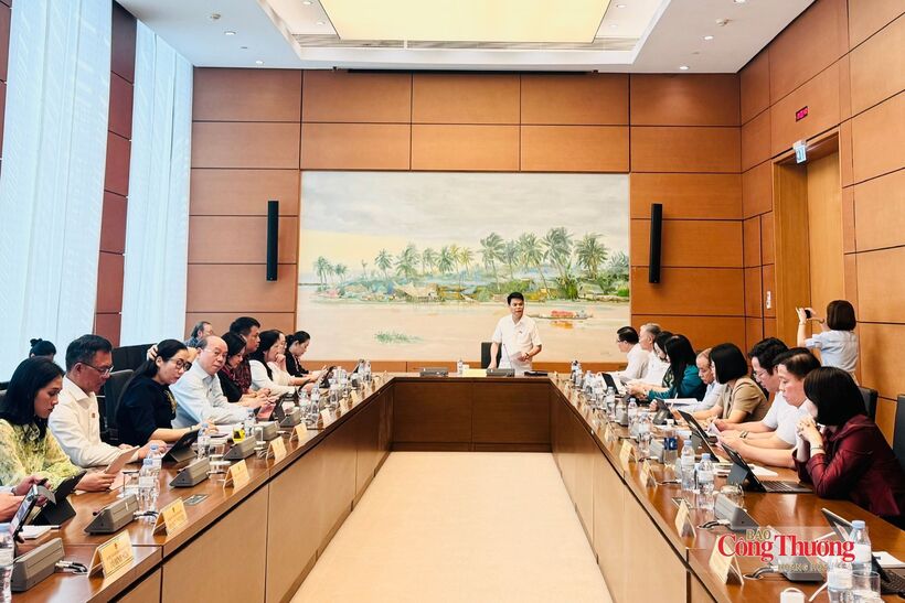 National Assembly deputies from the Hai Phong city and Quang Ngai province delegations discuss and offer opinions on the draft revised Petroleum Law at Group 11.