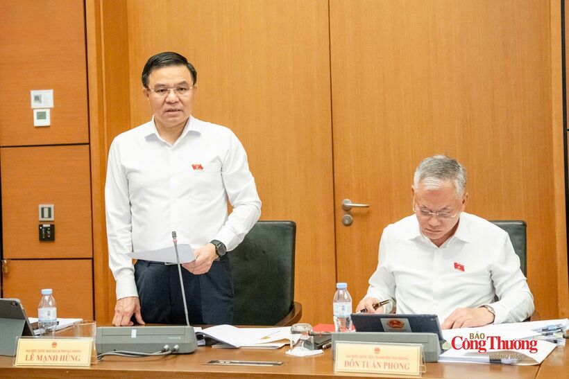Minister of Industry and Trade Le Manh Hung responds to a range of issues at the group discussion on the draft revised Petroleum Law.