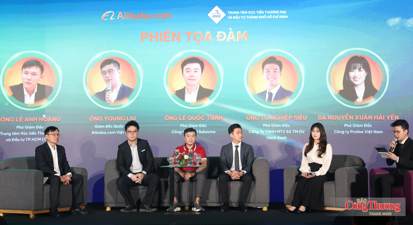 Speakers discuss export trends and successful business experiences during the panel discussion.