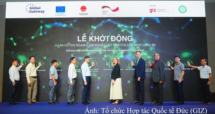 Delegates perform the ceremonial launch of the EU Support to Viet Nam’s Forestry Sector Project.