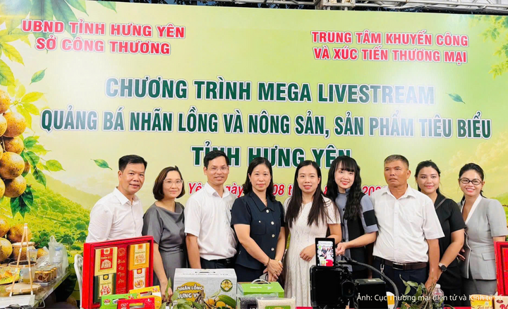 Leaders of the Hung Yen Department of Industry and Trade pose for a commemorative photo with eComDX representatives at the livestream booth promoting Hung Yen longan.