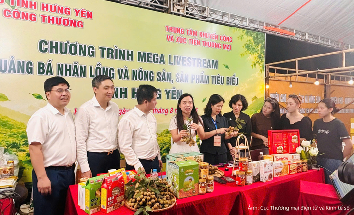 Leaders of the Vietnam E-commerce and Digital Economy Agency, the Viet Nam Trade Promotion Agency under the Ministry of Industry and Trade, and the Hung Yen Department of Industry and Trade join a livestream to promote Hung Yen longan and other signature agricultural products on digital platforms.
