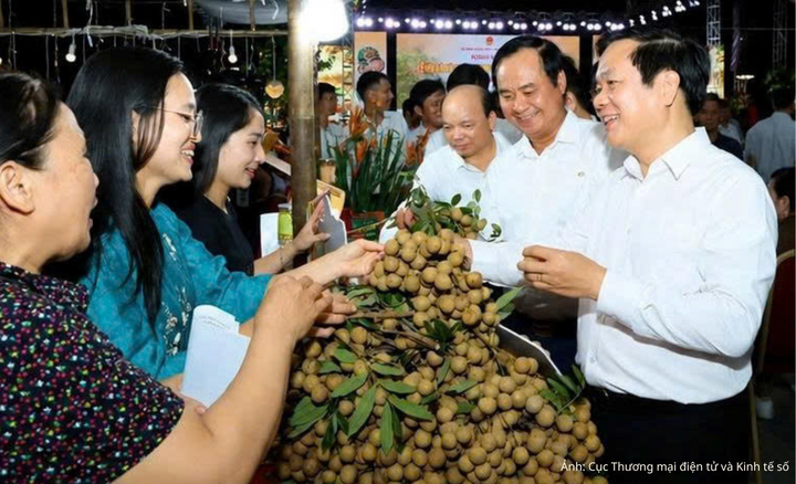 Pham Quang Ngoc, member of the Party Central Committee and Secretary of the Hung Yen provincial Party Committee, and delegates visit longan display booths.