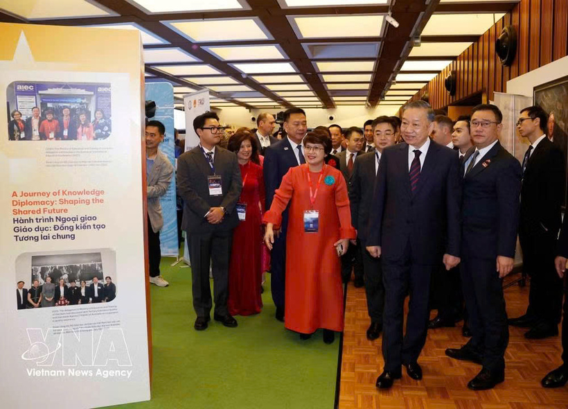 General Secretary of the Communist Party of Vietnam Central Committee and State President To Lam and delegates visit an exhibition showcasing achievements in cooperation between Viet Nam and Australia across the fields of science and technology, innovation, investment, and education.(Photo: VNA)