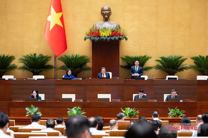 Under the chairmanship of National Assembly President Tran Thanh Man and the direction of National Assembly Vice President Nguyen Hong Dien, the National Assembly holds a plenary discussion on the draft revised Petroleum Law.