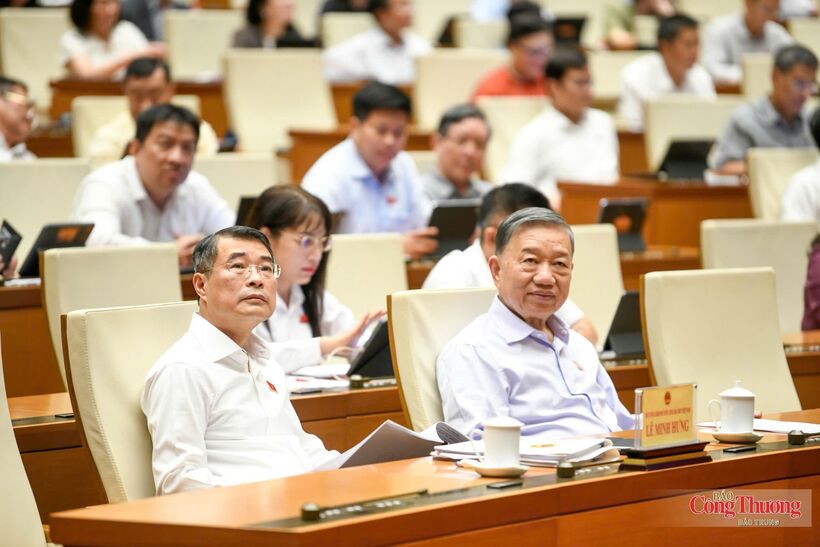 Party General Secretary and President To Lam and Prime Minister Le Minh Hung attend the plenary discussion on the draft revised Petroleum Law.