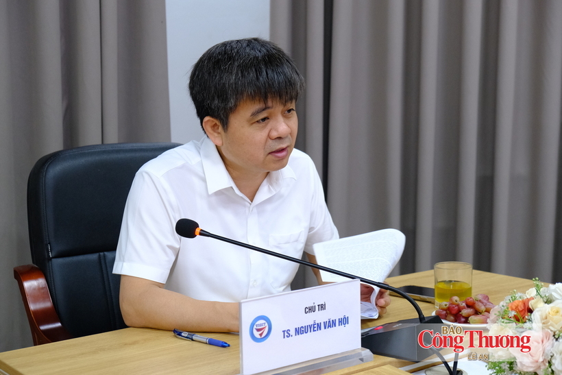 Nguyen Van Hoi, PhD, Director of the Viet Nam Institute of Strategy and Policy for Industry and Trade, chairs the workshop. Photo: Le An