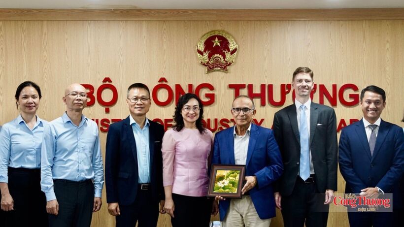 The delegation poses for a group photo at the Ministry of Industry and Trade.