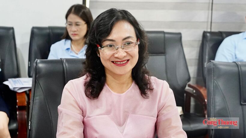 Deputy Minister Phan Thi Thang at the working session.