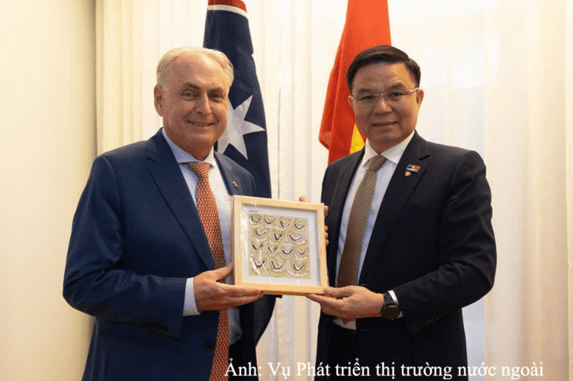 Minister of Industry and Trade Le Manh Hung and Australian Minister for Trade and Tourism Don Farrell exchange commemorative gifts. Photo: MoIT