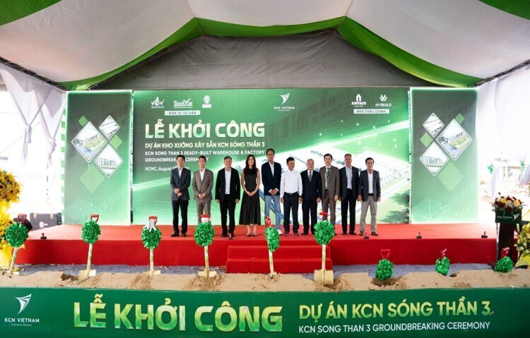 Representatives from the Ho Chi Minh City Export Processing and Industrial Zones Authority, KCN Vietnam, and the construction contractor perform the groundbreaking ritual for “KCN Song Than 3.”