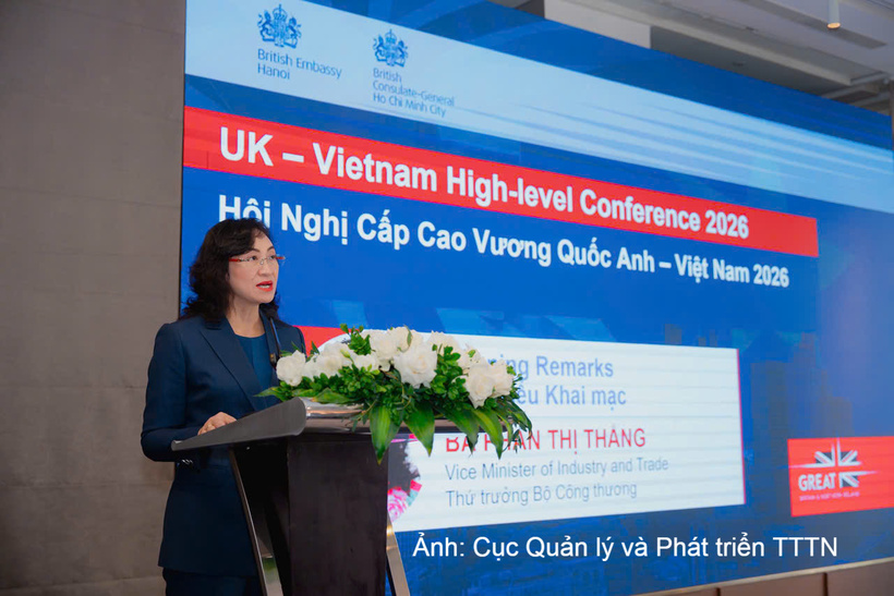 Deputy Minister of Industry and Trade Phan Thi Thang delivers remarks at the summit.