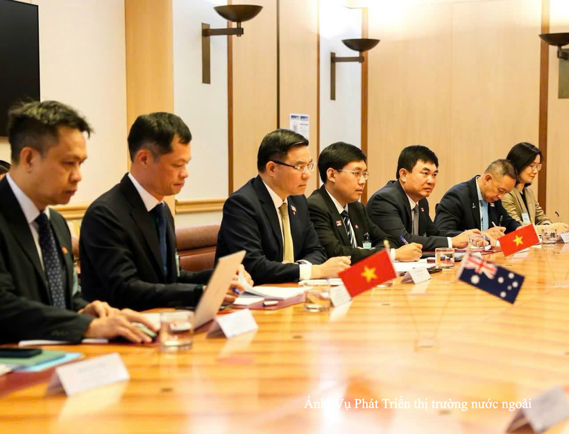 Minister Le Manh Hung and the delegation at the first meeting. Photo: MoIT.