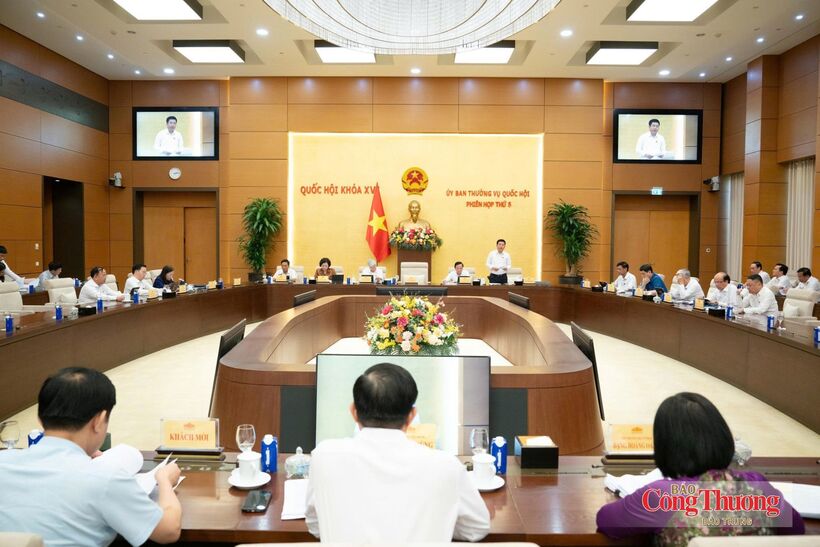 Chaired by Vice Chairman of the National Assembly Nguyen Hong Dien, the National Assembly Standing Committee heard opinions on the explanation, incorporation and revision of the draft revised Petroleum Law.