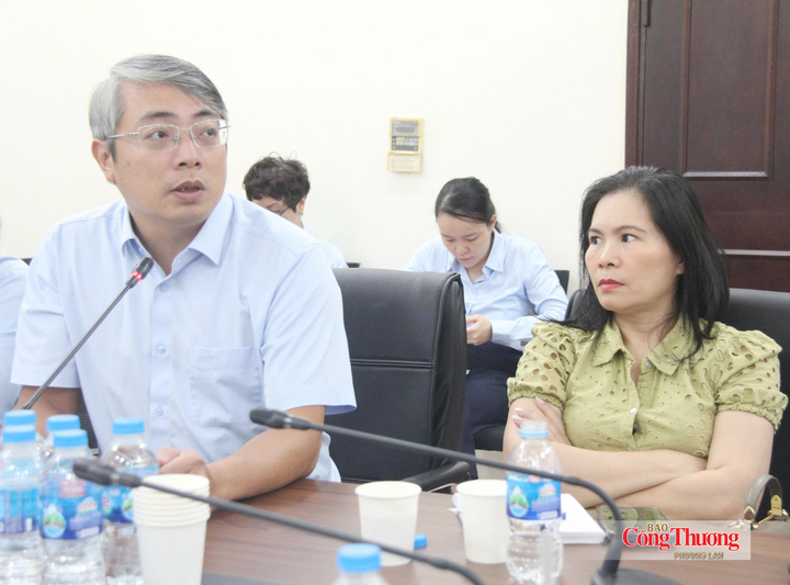 Hoang Ninh, Deputy Director of the Viet Nam E-commerce and Digital Economy Agency, delivers remarks at the meeting.