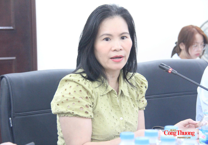 Phan Thi Thanh Xuan, Vice Chairwoman and Secretary General of the Vietnam Leather, Footwear and Handbag Association, delivers remarks at the meeting.