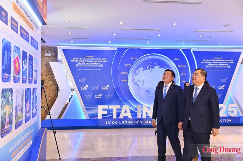 Politburo member and Standing Deputy Prime Minister Pham Gia Tuc and Deputy Minister of Industry and Trade Nguyen Sinh Nhat Tan attend the event. Photo: Nam Nguyen