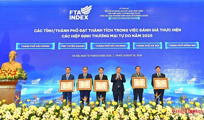Standing Deputy Prime Minister Pham Gia Tuc presents certificates of merit to five provinces and cities for their achievements in assessing FTA implementation. Photo: Nam Nguyen