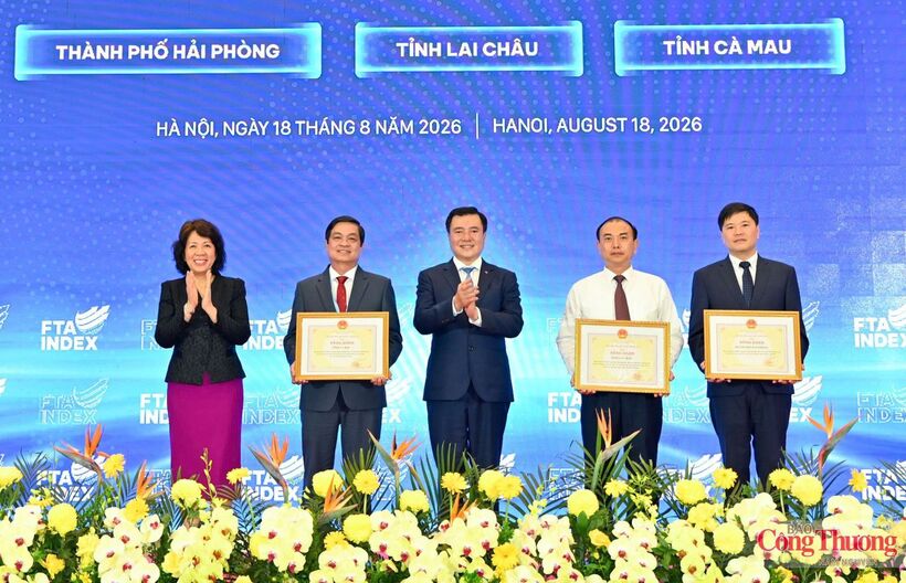 Deputy Minister of Industry and Trade Nguyen Sinh Nhat Tan and Deputy Minister of Foreign Affairs Nguyen Thi Hoang Van present certificates of merit to localities. Photo: Nam Nguyen