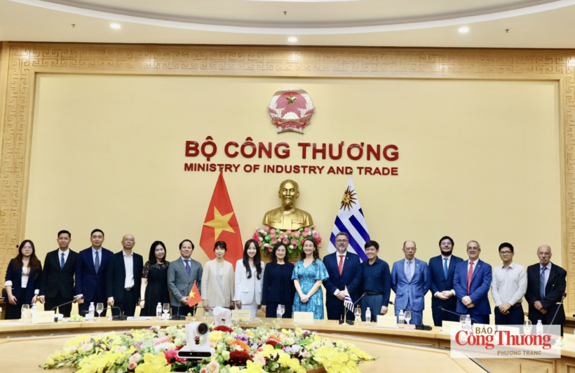 Vietnamese and Uruguayan delegates pose for a group photo at the Fourth Session of the Joint Committee on Economic, Trade and Investment Cooperation between Viet Nam and Uruguay.