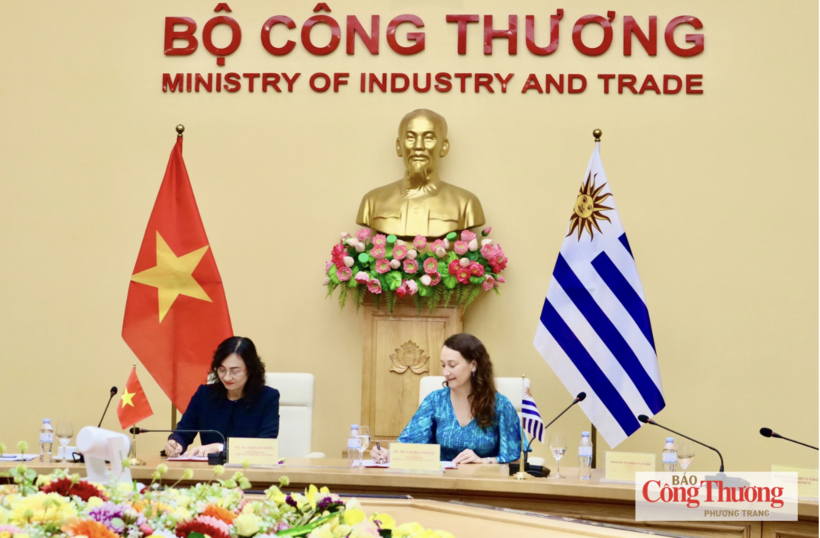 Deputy Minister of Industry and Trade Phan Thi Thang and Deputy Minister of Foreign Affairs of Uruguay Valeria Csukasi signed the Minutes of the Fourth Session of the Joint Committee on Economic, Trade and Investment Cooperation between Viet Nam and Uruguay.