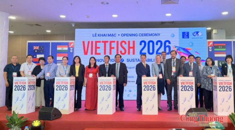 Deputy Minister of Industry and Trade Phan Thi Thang and delegates perform the opening ceremony of the Vietnam International Seafood Exhibition 2026.