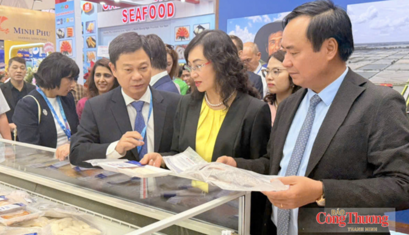 Deputy Minister of Industry and Trade Phan Thi Thang and delegates visit booths showcasing products at the Vietnam International Seafood Exhibition 2026.