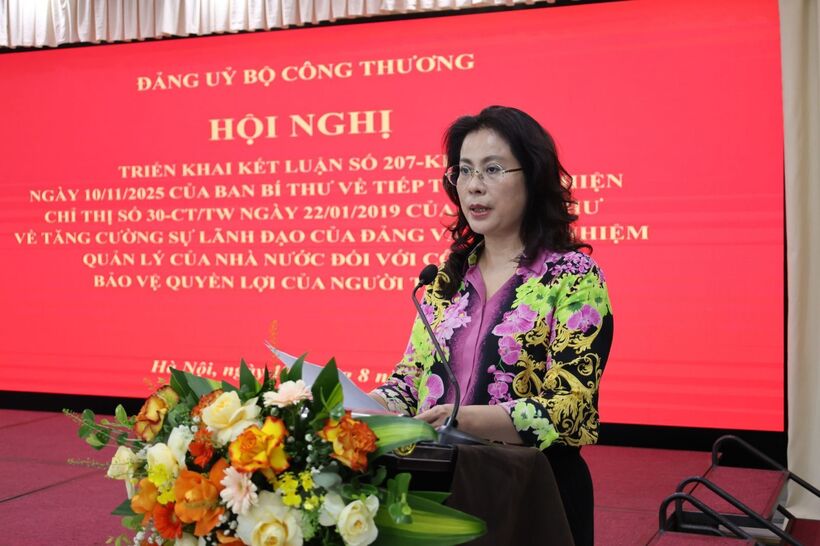 Nguyen Kieu Oanh, Deputy Director of the Ha Noi Department of Industry and Trade, presents a paper at the conference.