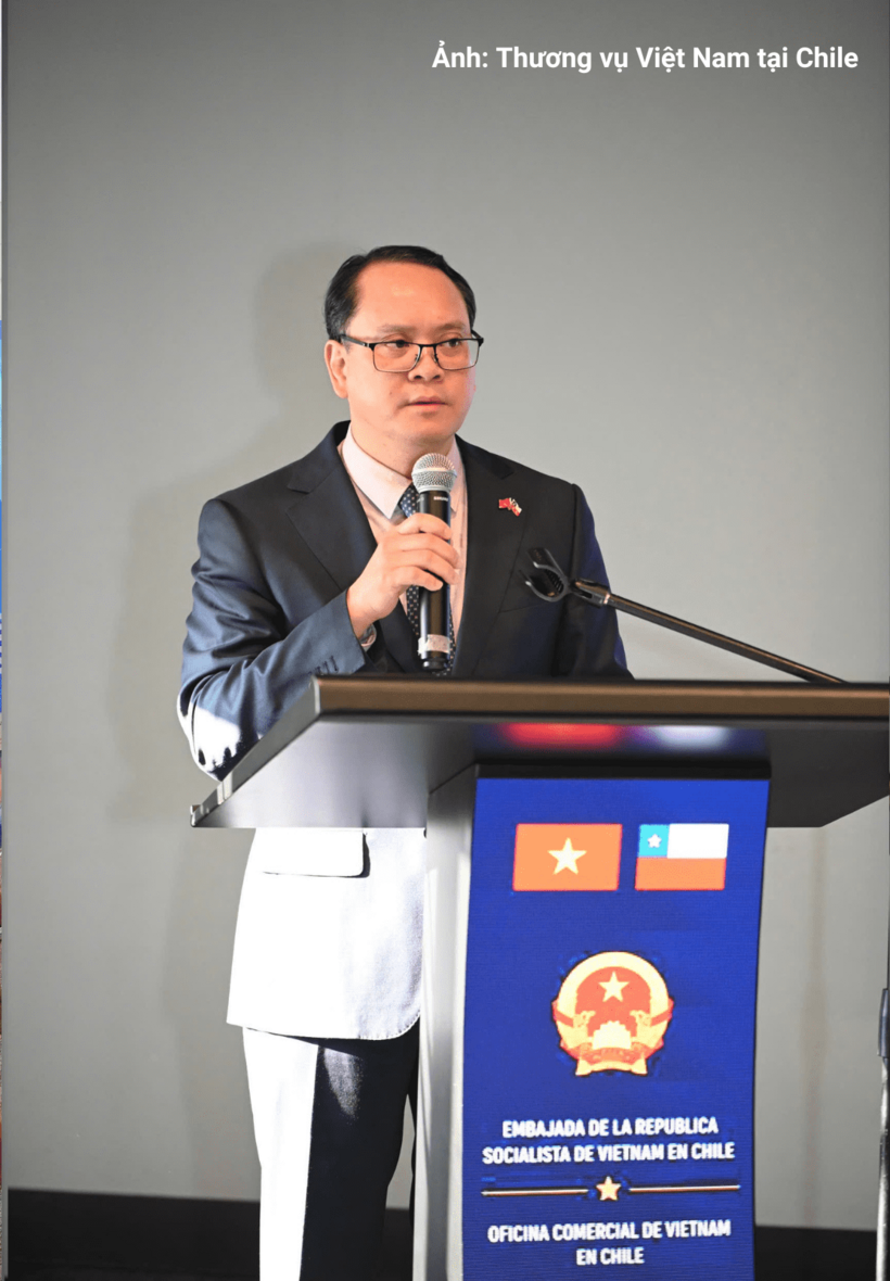 Ambassador of Viet Nam to Chile Nguyen Viet Cuong delivers remarks at the seminar.