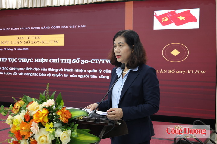 Nguyen Minh Hue presents the first thematic report on Conclusion No.207-KL/TW and Plan No.22-KH/ĐUB of the Party Committee of the Ministry of Industry and Trade.