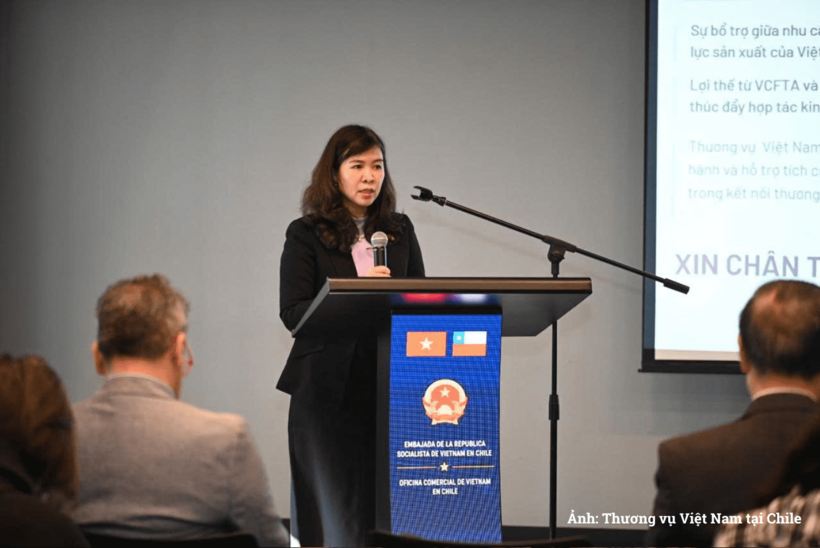 Ngo Thu Huong, Head of the Trade Office and Commercial Counselor of Viet Nam in Chile, delivers remakrs at the seminar.