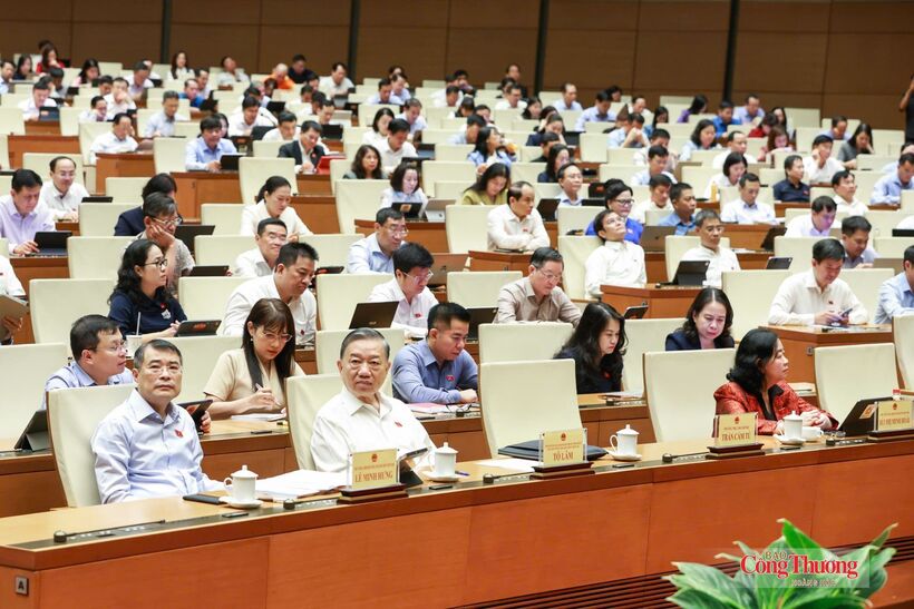 Party General Secretary and President To Lam, Prime Minister Le Minh Hung, and National Assembly deputies attend the August 23 session.
