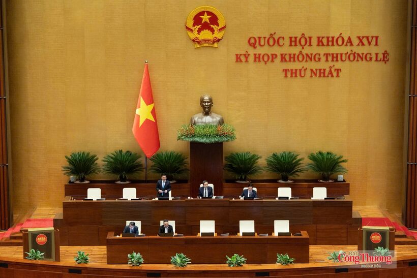 Deputy National Assembly Chairman Nguyen Hong Dien presides over the National Assembly's vote on the draft amended Petroleum Law.