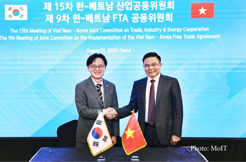 The two ministers witness the signing of a cooperation document between Korea National Oil Corporation and Petrovietnam Oil Stockpile Company Limited
