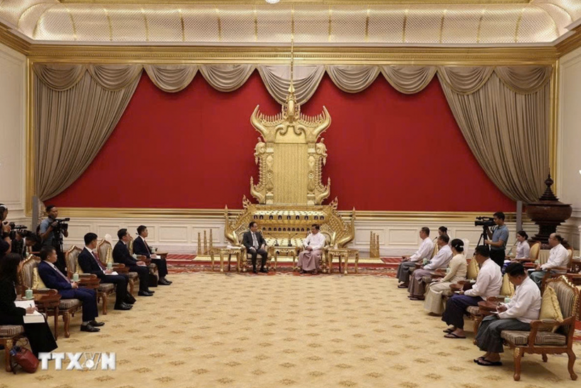 Vietnamese Foreign Minister Le Hoai Trung meets with Myanmar President Min Aung Hlaing. Photo: VNA