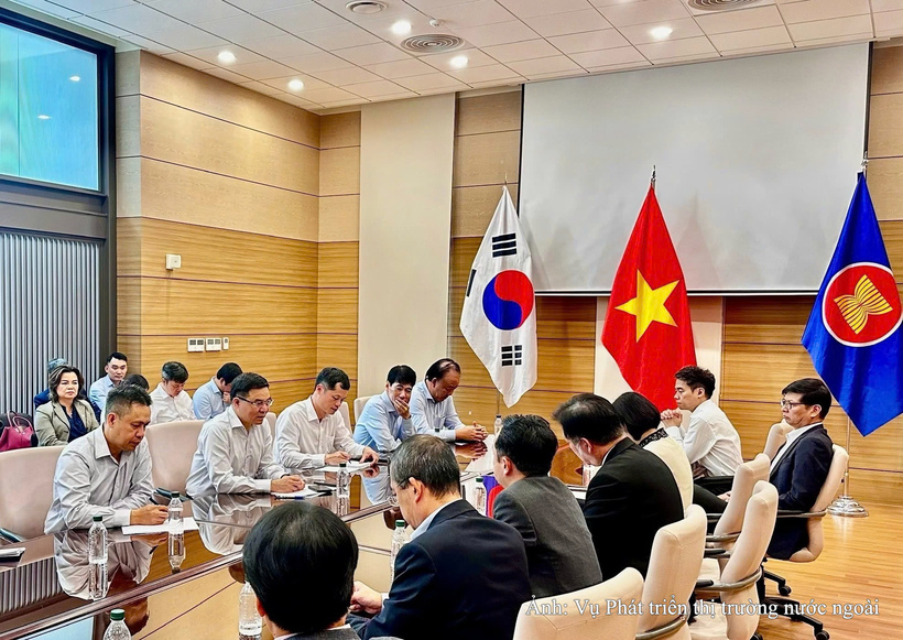 Minister Le Manh Hung and the Ministry of Industry and Trade delegation.